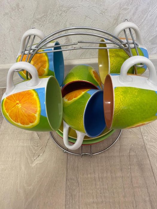 Продам чайний сервіз на металевій стійці (6чашок,4 блюдця)