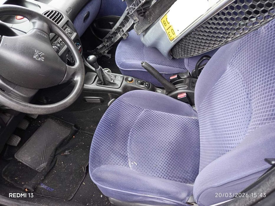 Para peças Peugeot 206 1.4 HDi Ano 2003