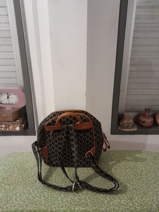 Vendo Mochila de Senhora muito bonita como nova