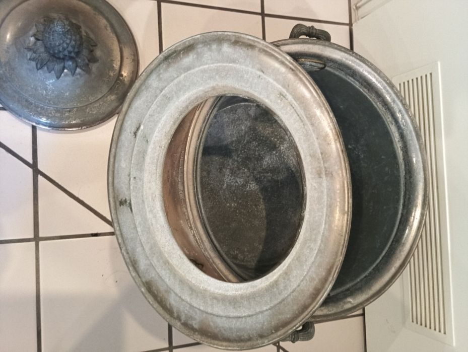 Stara waza z ornamentem w stylu francuskim