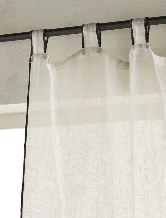 Cortinas La Redoute de linho brancas com pormenor em preto