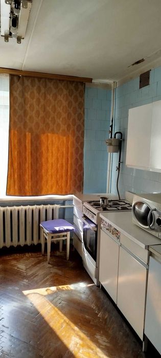 3к квартира з просторою кухнею