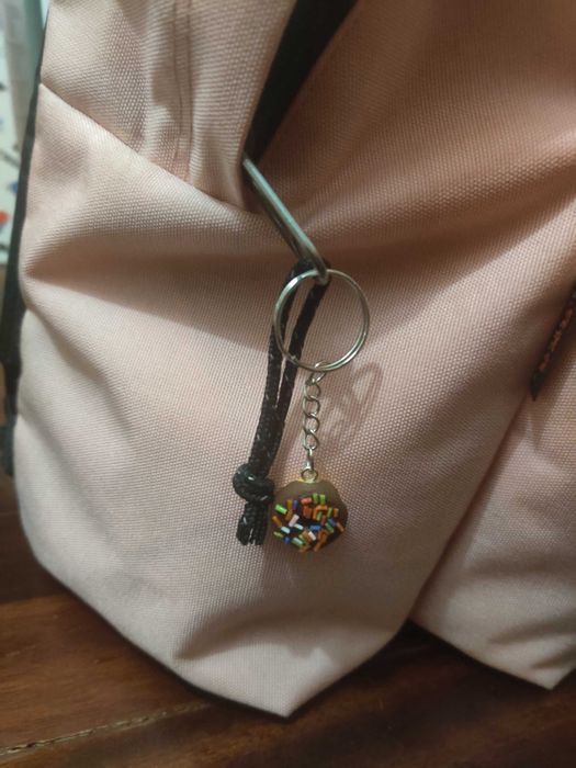 Porta-chaves de donut castanho com granulados