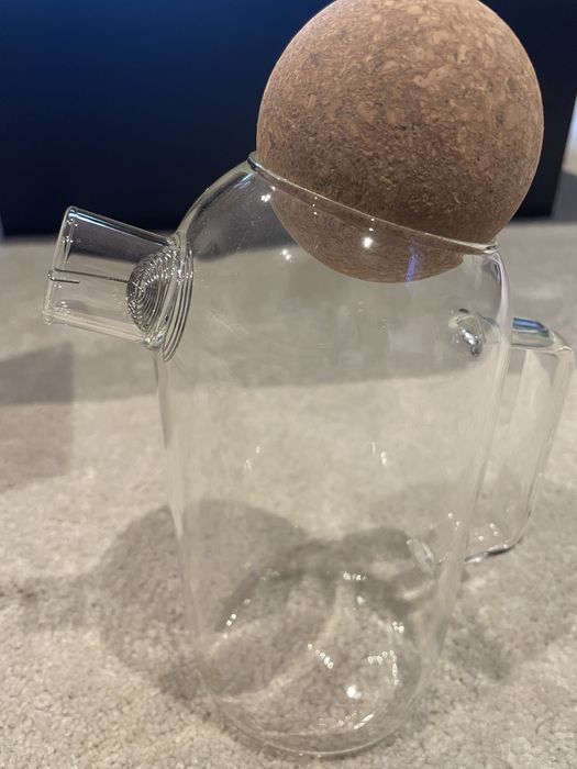 Jarro de agua em vidro e rolha em cortiça