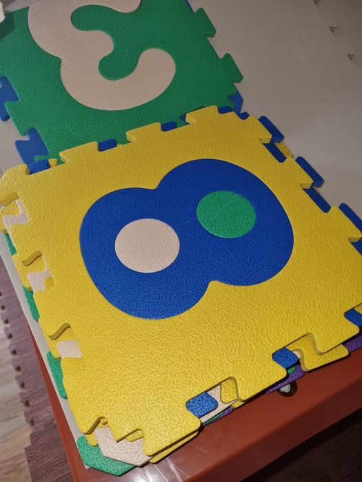 Vendo puzzle de criança