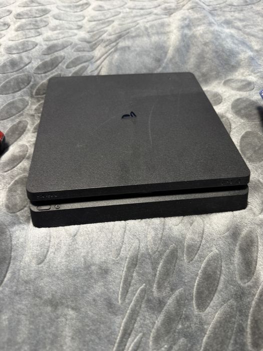 PS4 slim + 2 comandos