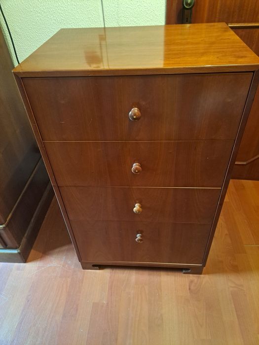 Camiseiro de madeira.