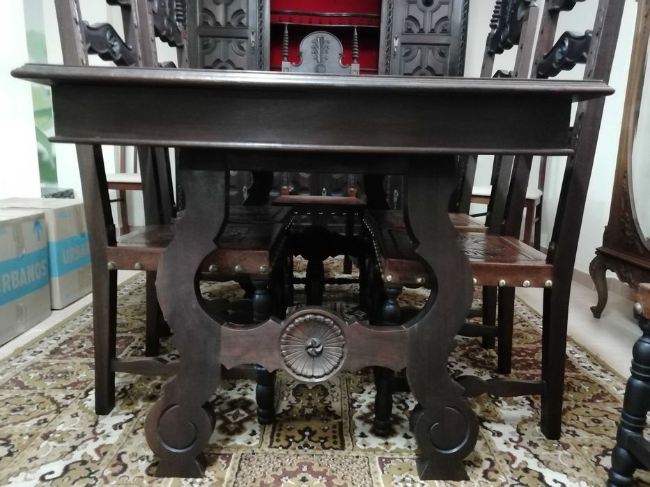 Mobília de sala vintage em pau-santo entalhado e couro gravado