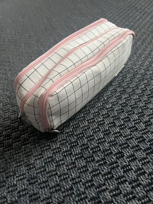 Piórnik angoo w kratkę biało różowy