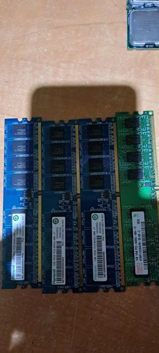 Memorias Ram Kingston... 1,2,3 G para portátil e torre.