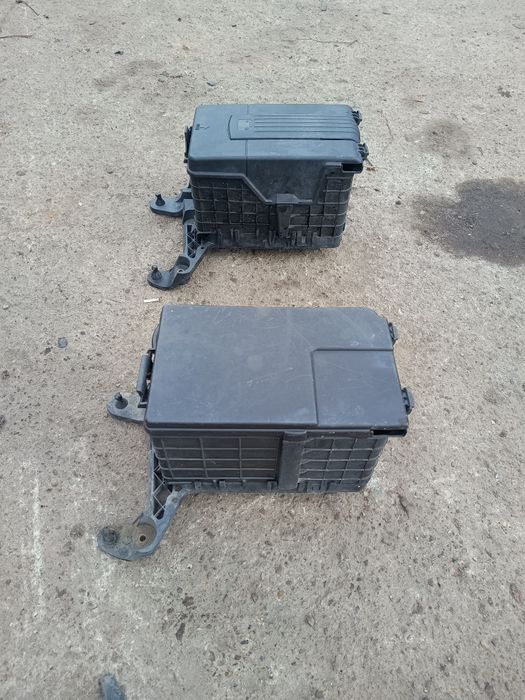Obudowa akumulatora podstawa VW Golf V Audi Skoda Seat oryg kpl