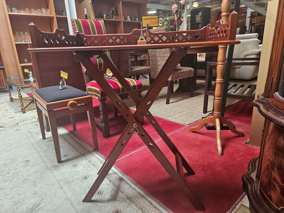 Mesa de apoio com tabuleiro amovivel - óptimo estado geral