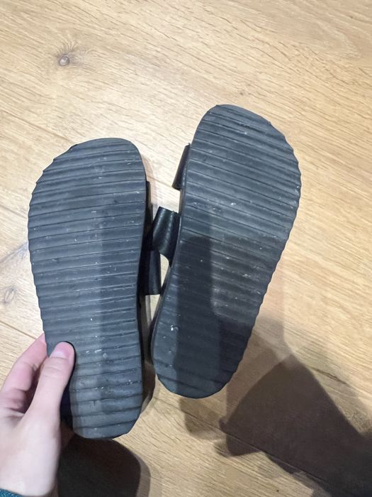 Lekkie czarne klapki na wysokiej platformie H&M divided