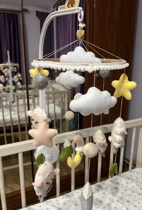 Дитячий мобіль із фетру