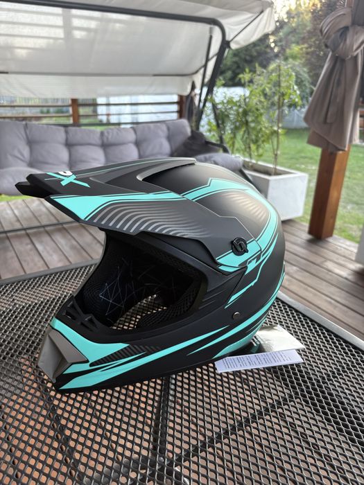Wytrzymyały kask crossowy na motocykl