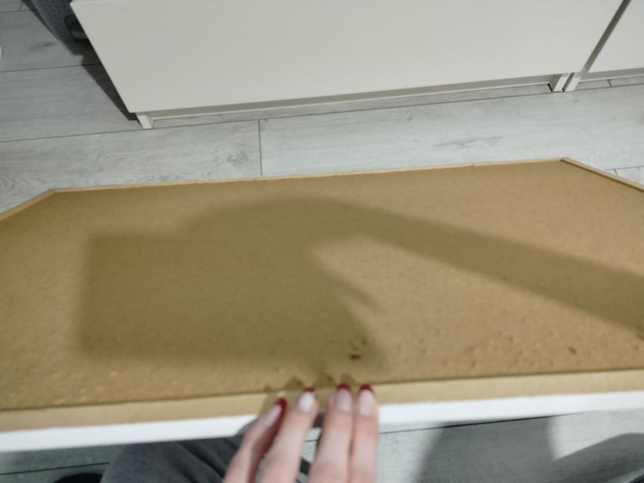 Malowana na biało tablica korkowa duża