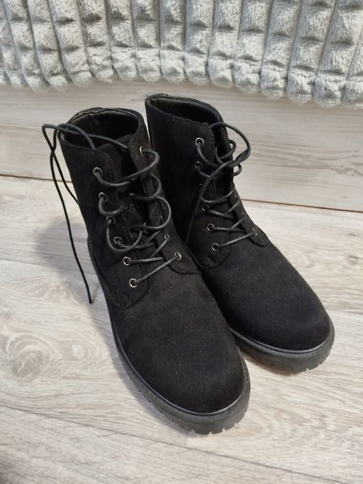 Демісезонні замшеві нові черевики 39р