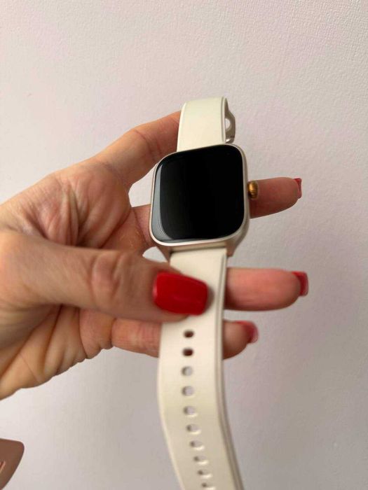 б/у Смарт годинник Amazfit GTS 4 A Zepp Brand Gold бежевий