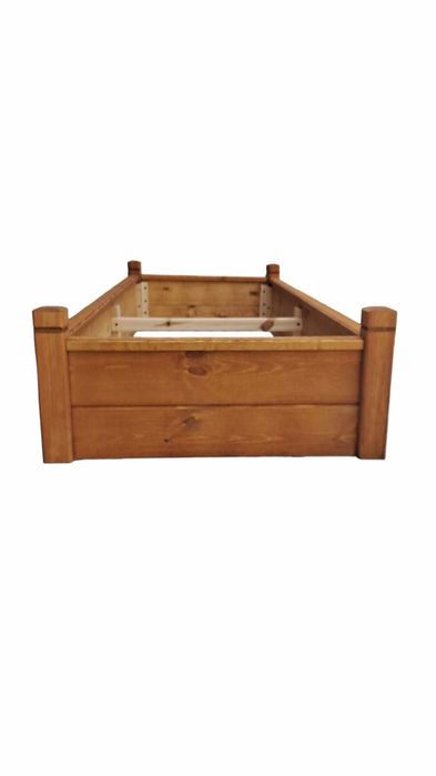 Drewniana obudowa grobu skrzynka cmentarna