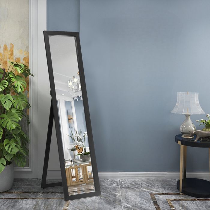Espelho de pé com moldura preta em napa