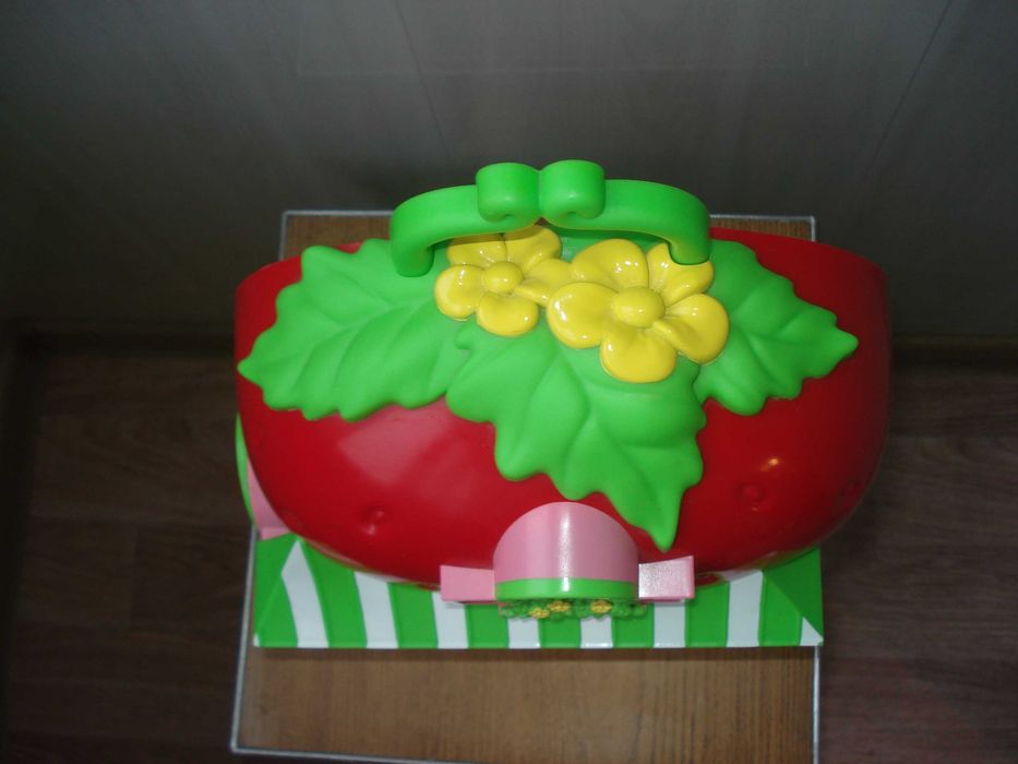 домик кукольный переносной  Disney Клубничка 33х26х13 см дверцы дворик