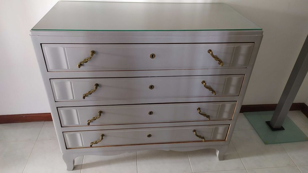 Cómoda antiga em bom estado