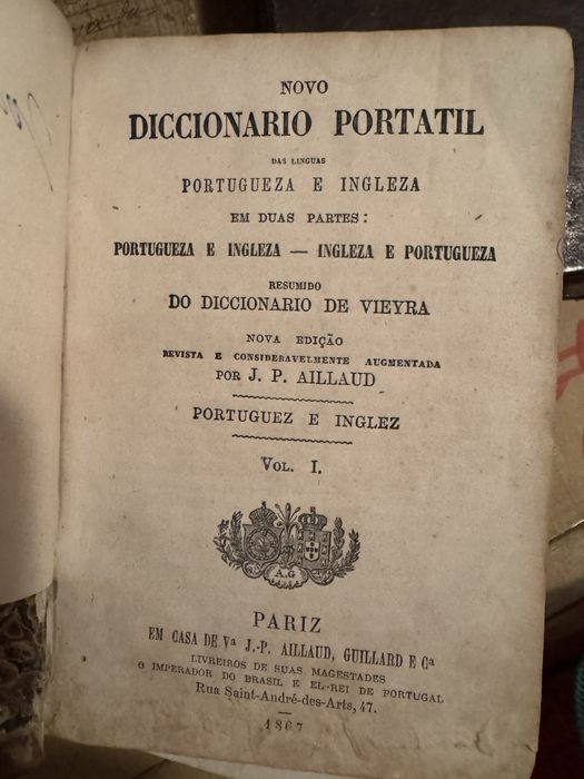 Livros antigos em capa de pele sovretudo dicionarios