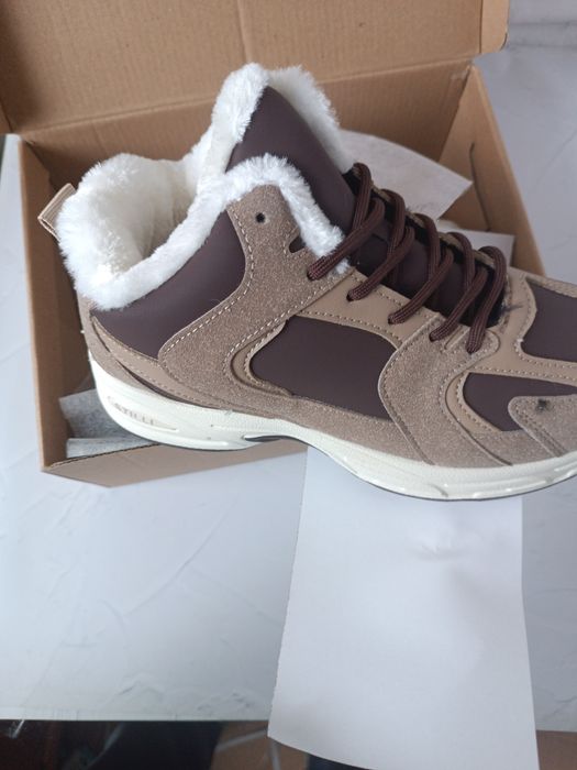 Зимові жіночі кросівки