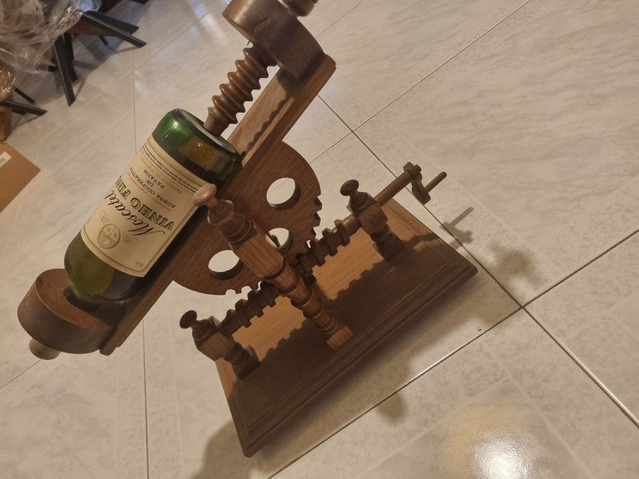 Vende se figuras decorativas com bebida alcoólica inserida dendro