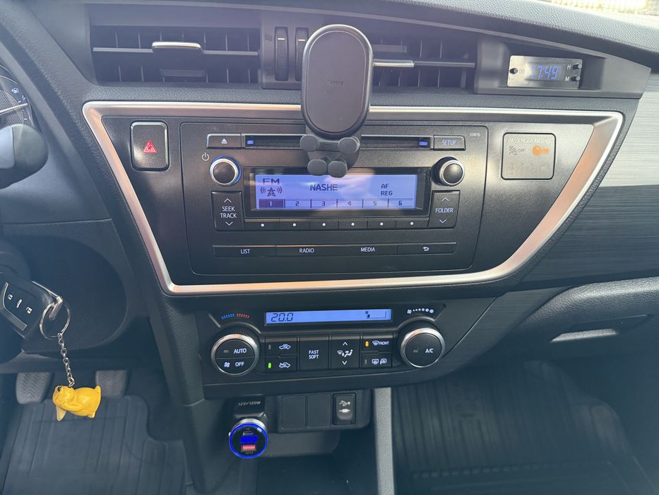 Toyota Auris 2013 хечбек БЕНЗИН 1.3