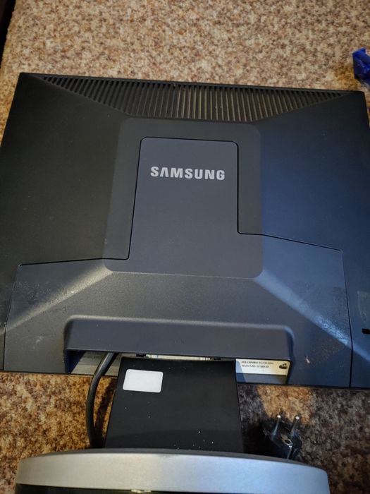 Продам монитор полностью рабочий все провода с комплекте.