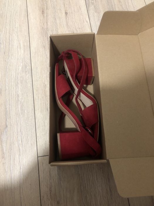 Czerwone sandały Stradivarius