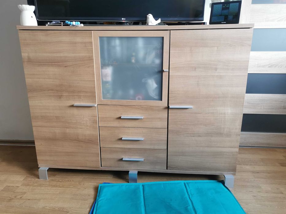 3 Komody + sofa.