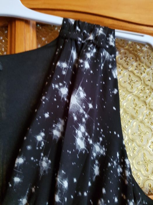 Piekna sukienka czarno biala dluzszy tył  SM z H&M