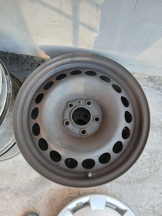 Металеві диски з ковпаками r16
