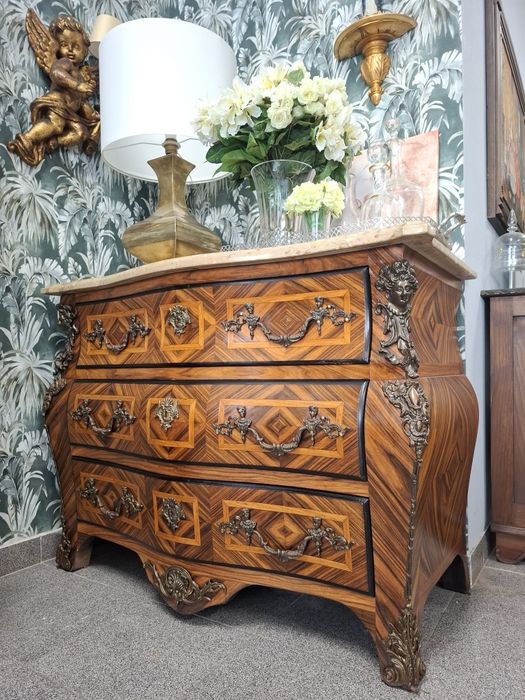 Cómoda estilo Luis XV folheada a Rosewood.