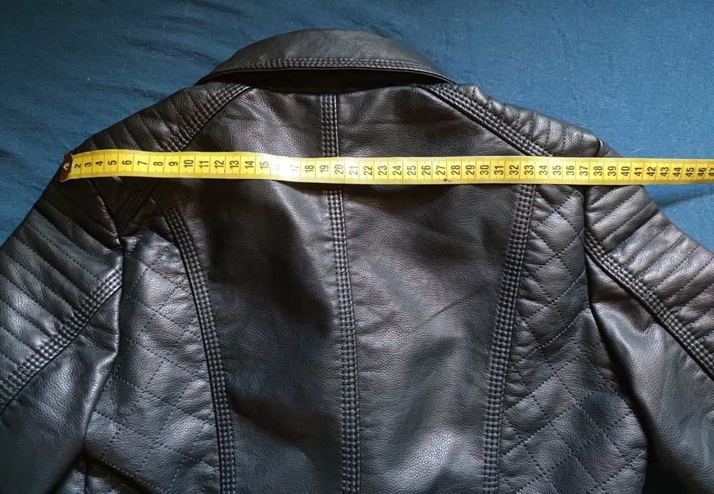 Чорна шкіряна куртка-косуха у відмінному стані