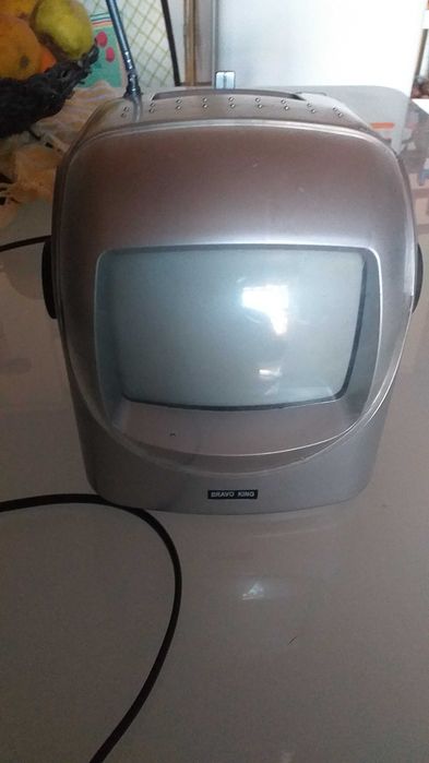 Televisão/radio mini antiga a funcionar perfeitamente