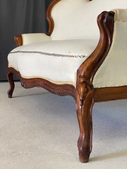 Elegancka sofa ludwikowska, rzeźbiona rama, klasyczna forma