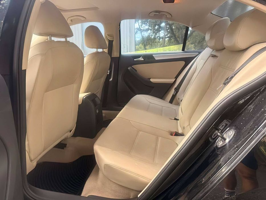 Volkswagen Jetta SE      2013