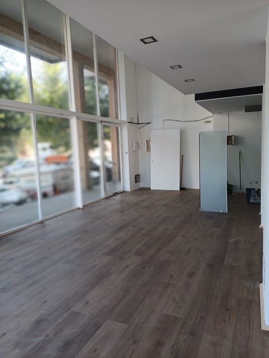 Espaço Comercial de 160 m² com Montra Panorâmica no Centro da Cidade