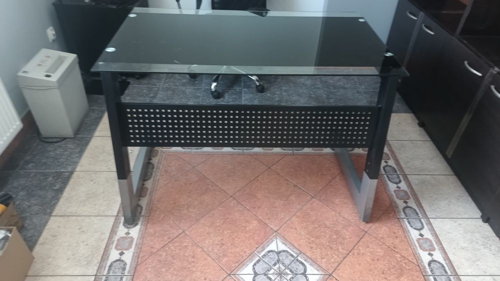 meble biurowe (biurko,szafka,2 krzesła, krzesło skórzane, półki)