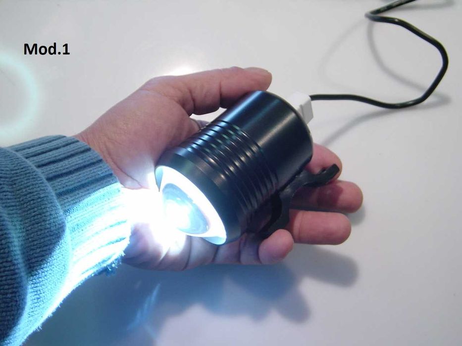 Faróis auxiliares LED com máximo, médio e strobe