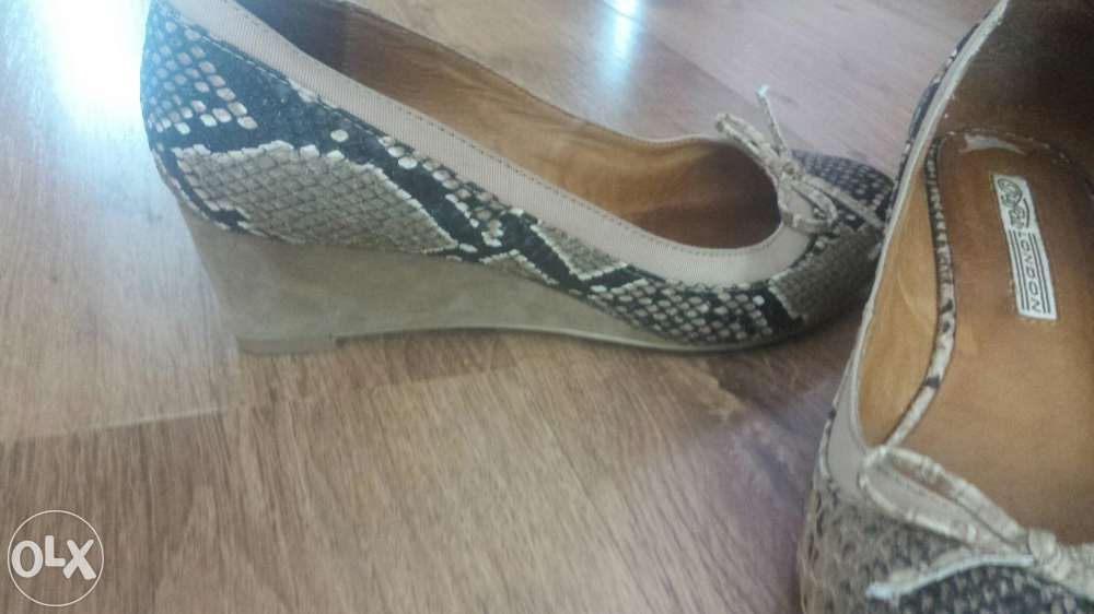 Pantofle damskie,na koturnie, motyw wężowa skóra