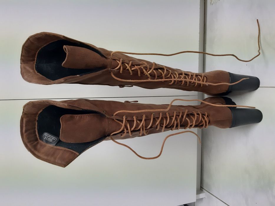 Vendo um par de botas cano alto em camurça.