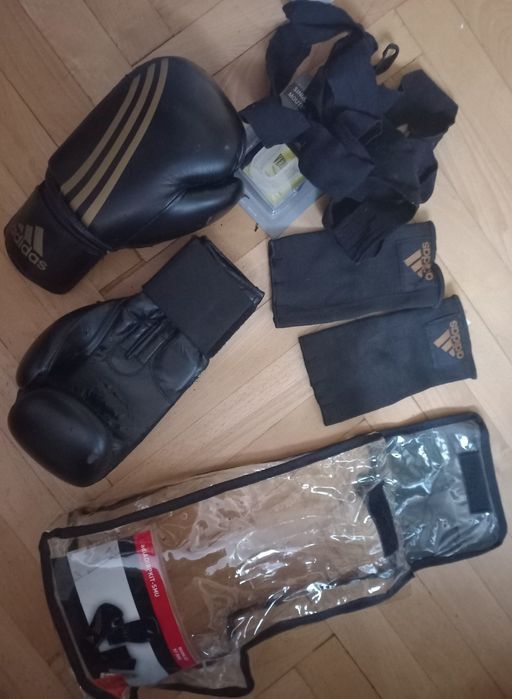Zestaw bokserski Adidas 12 oz + ochraniacze + etui