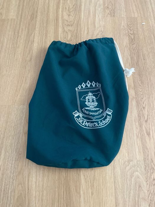 Roupa do colégio Stpeters