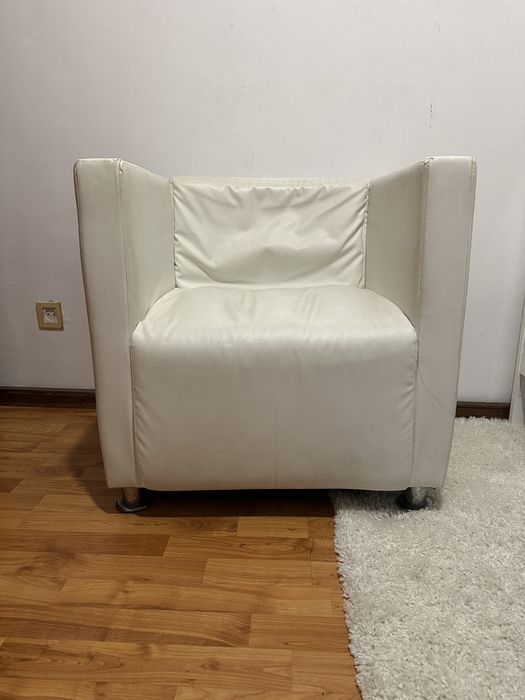 Poltrona branca de couro