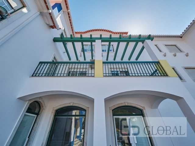 T3 Duplex com Suíte, Varanda e Parqueamento — Excelente Localização