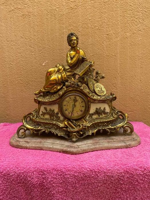 Relógio antigo de mesa